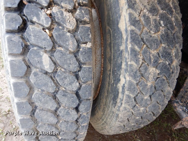 image for item KN9989 1994 White GMC WG  semi truck