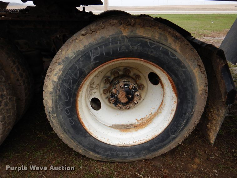 image for item KN9989 1994 White GMC WG  semi truck