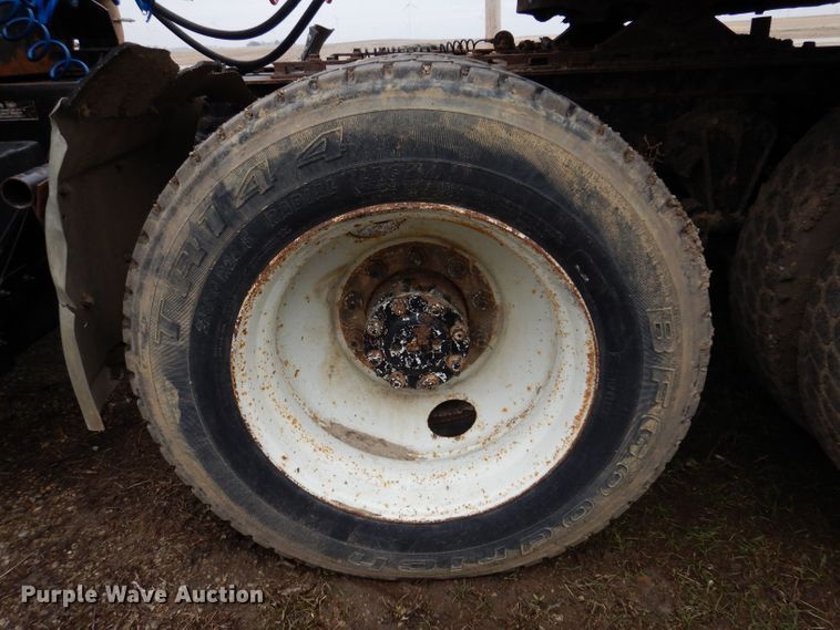 image for item KN9989 1994 White GMC WG  semi truck