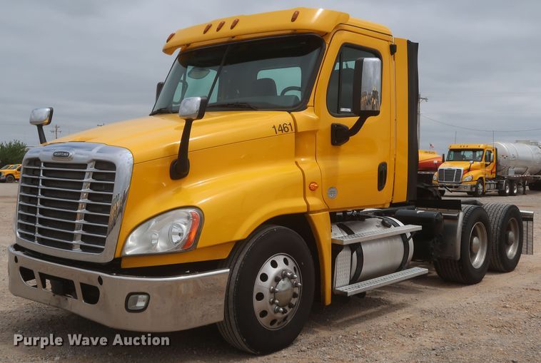 image for item KR9810 2017 Freightliner Cascadia 125  semi truck