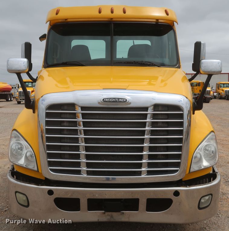 image for item KR9810 2017 Freightliner Cascadia 125  semi truck