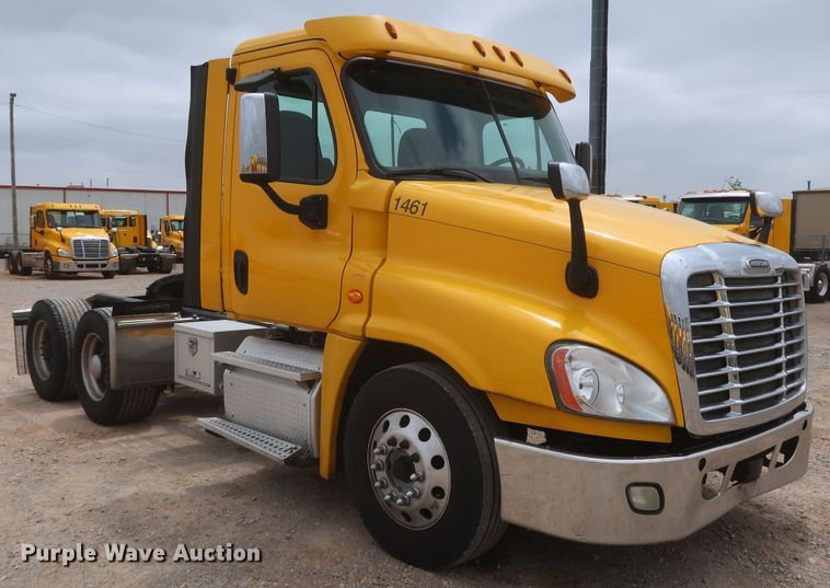 image for item KR9810 2017 Freightliner Cascadia 125  semi truck