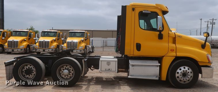 image for item KR9810 2017 Freightliner Cascadia 125  semi truck