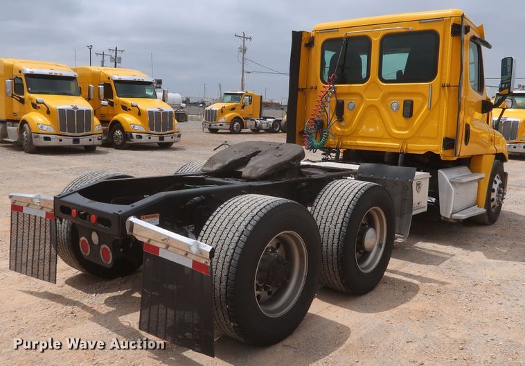 image for item KR9810 2017 Freightliner Cascadia 125  semi truck