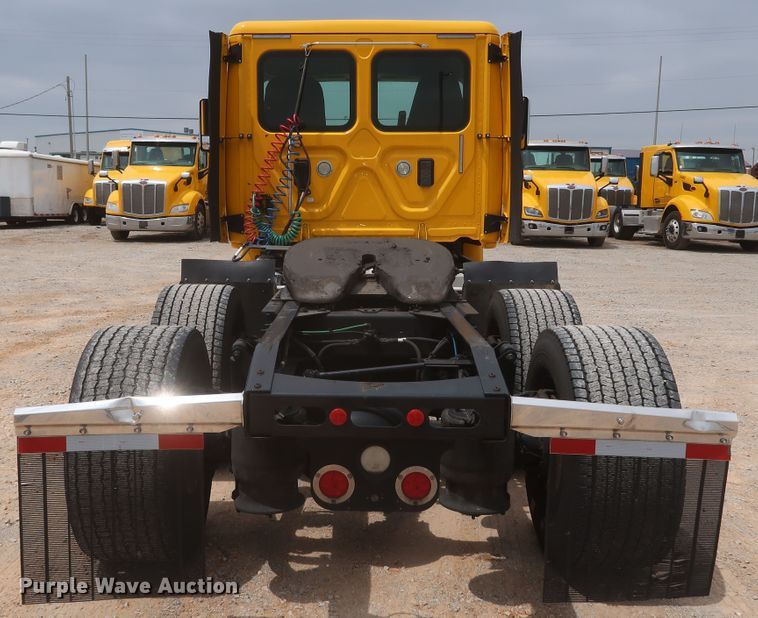 image for item KR9810 2017 Freightliner Cascadia 125  semi truck