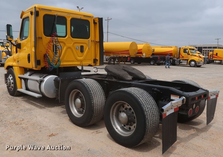 image for item KR9810 2017 Freightliner Cascadia 125  semi truck