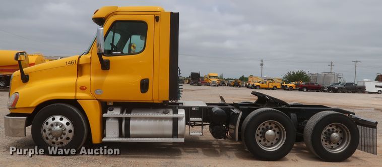 image for item KR9810 2017 Freightliner Cascadia 125  semi truck