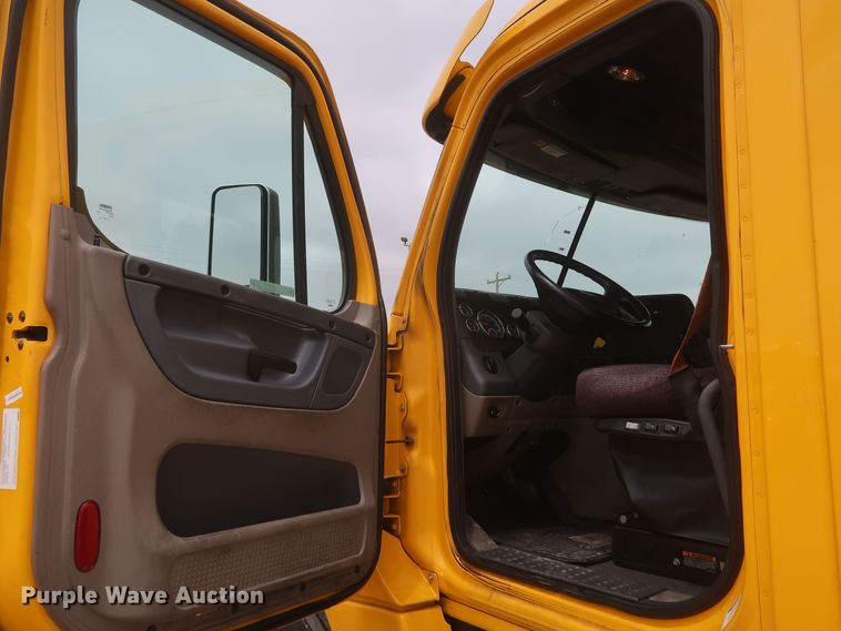 image for item KR9810 2017 Freightliner Cascadia 125  semi truck