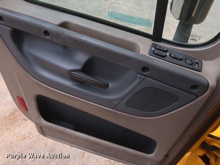 image for item KR9810 2017 Freightliner Cascadia 125  semi truck