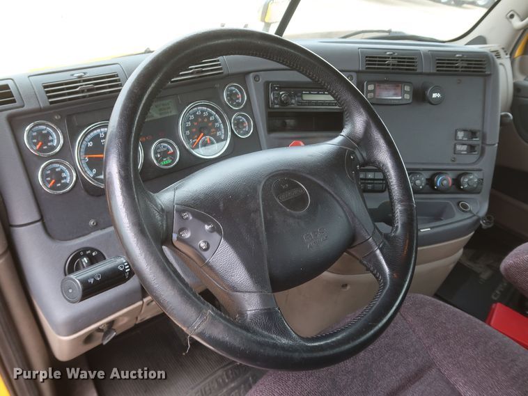 image for item KR9810 2017 Freightliner Cascadia 125  semi truck