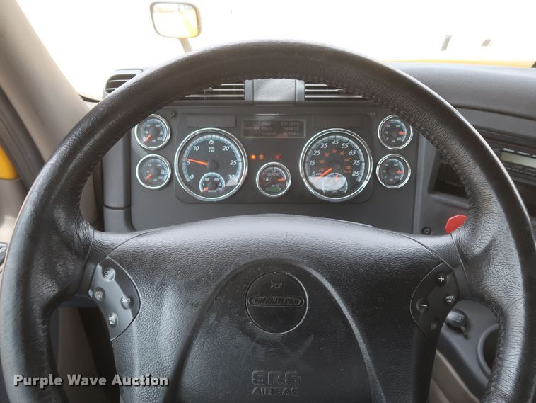 image for item KR9810 2017 Freightliner Cascadia 125  semi truck