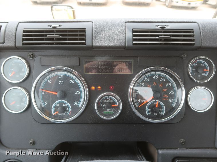 image for item KR9810 2017 Freightliner Cascadia 125  semi truck