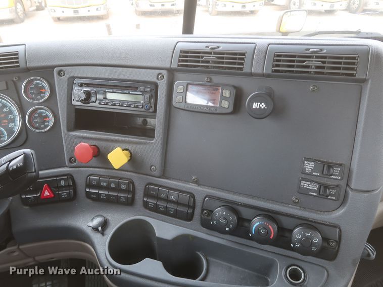 image for item KR9810 2017 Freightliner Cascadia 125  semi truck