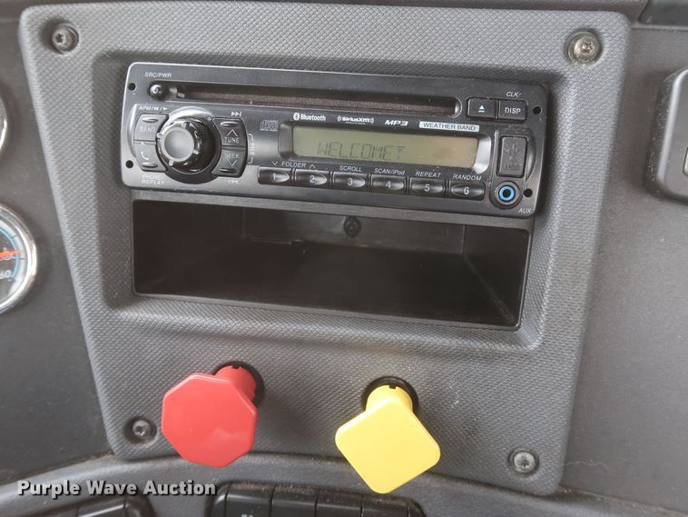 image for item KR9810 2017 Freightliner Cascadia 125  semi truck