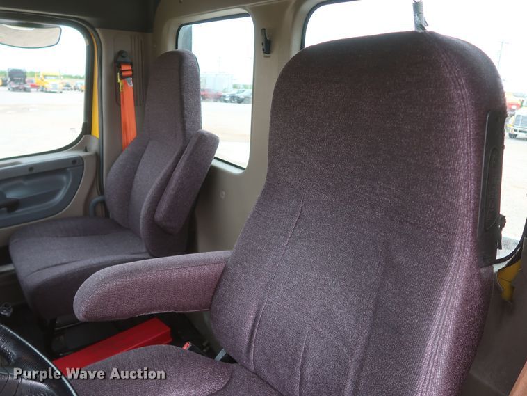 image for item KR9810 2017 Freightliner Cascadia 125  semi truck