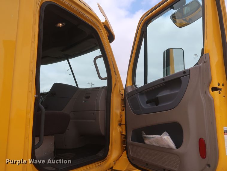 image for item KR9810 2017 Freightliner Cascadia 125  semi truck