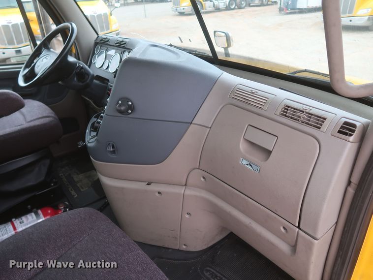 image for item KR9810 2017 Freightliner Cascadia 125  semi truck