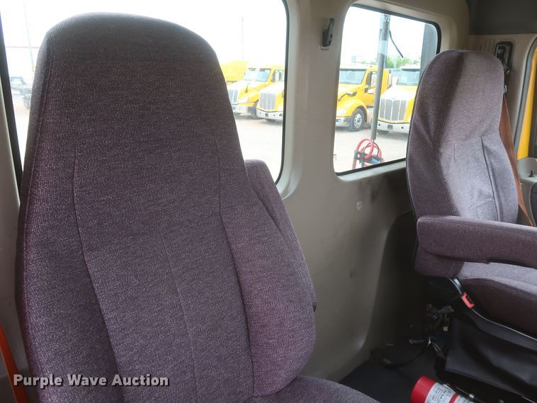 image for item KR9810 2017 Freightliner Cascadia 125  semi truck