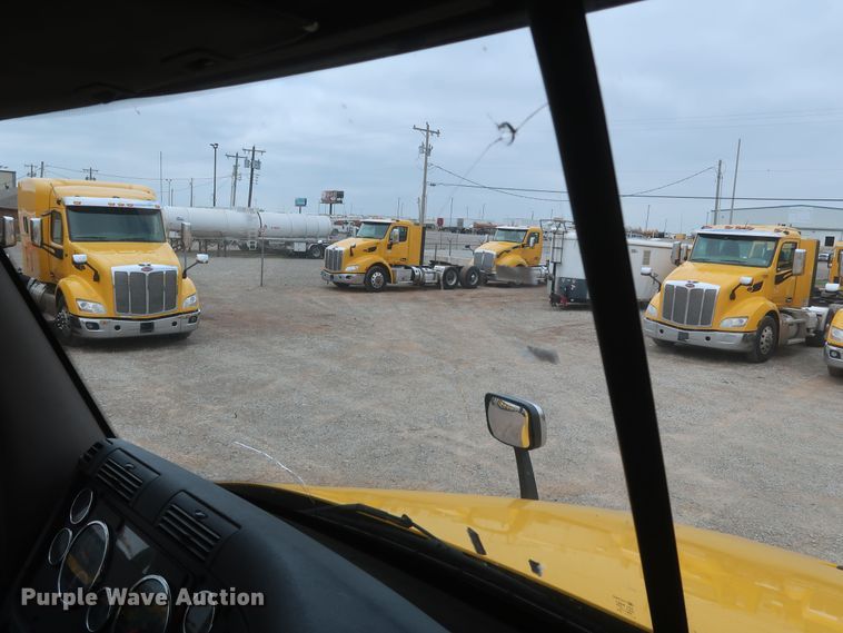 image for item KR9810 2017 Freightliner Cascadia 125  semi truck