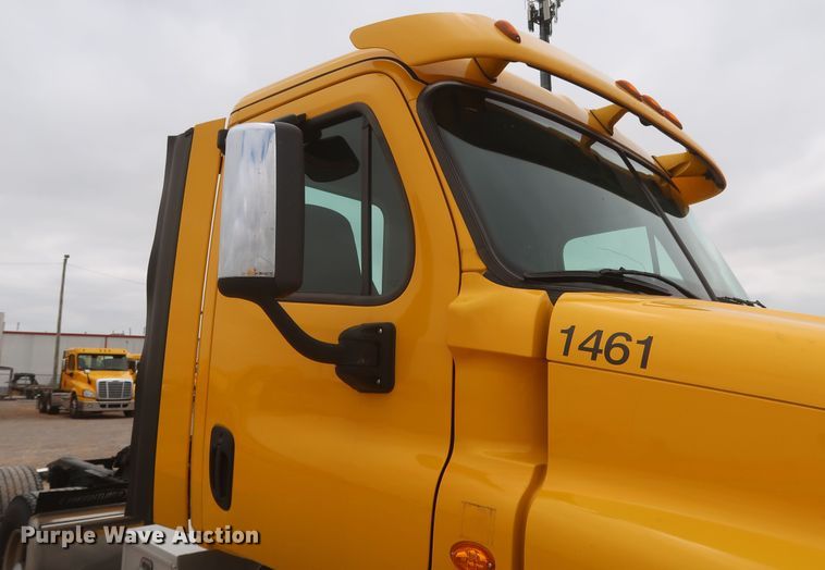 image for item KR9810 2017 Freightliner Cascadia 125  semi truck