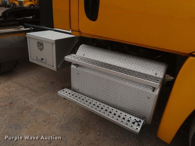 image for item KR9810 2017 Freightliner Cascadia 125  semi truck