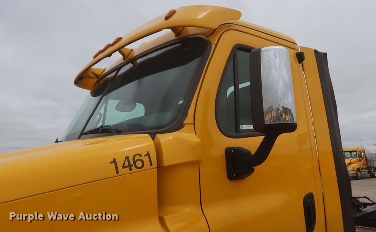 image for item KR9810 2017 Freightliner Cascadia 125  semi truck