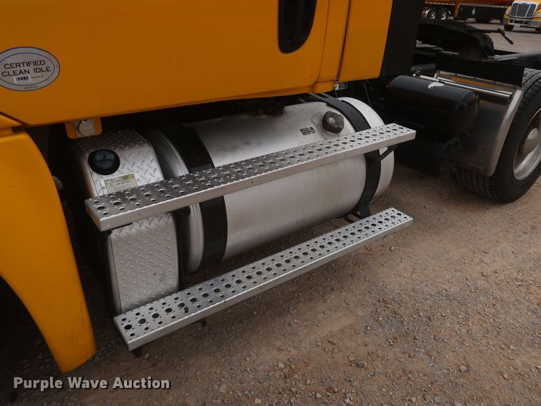 image for item KR9810 2017 Freightliner Cascadia 125  semi truck