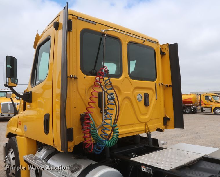 image for item KR9810 2017 Freightliner Cascadia 125  semi truck