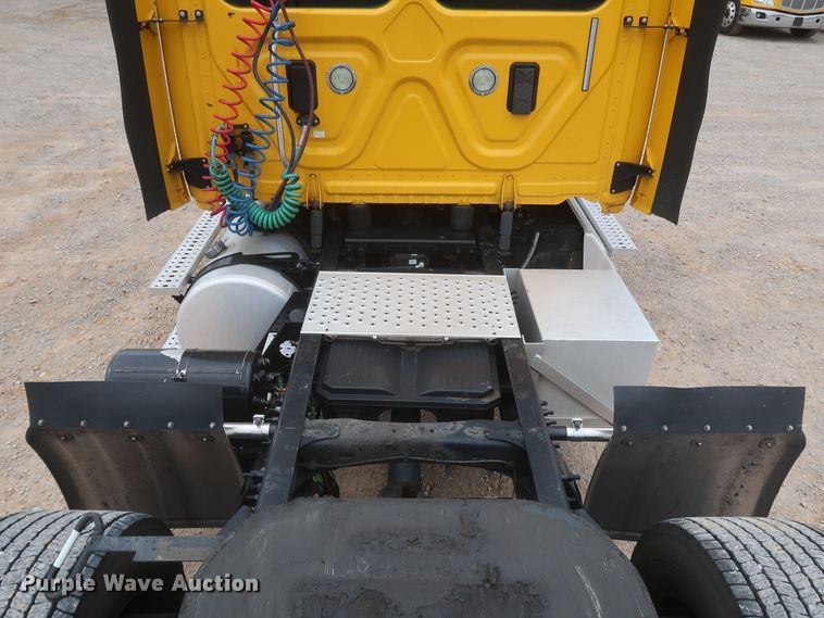 image for item KR9810 2017 Freightliner Cascadia 125  semi truck