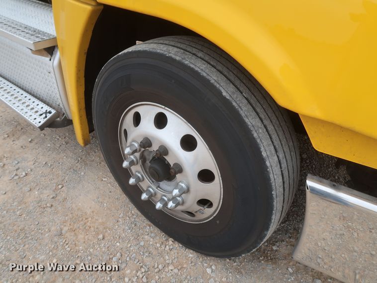 image for item KR9810 2017 Freightliner Cascadia 125  semi truck