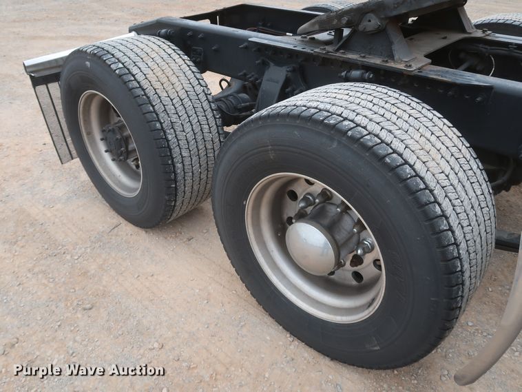 image for item KR9810 2017 Freightliner Cascadia 125  semi truck