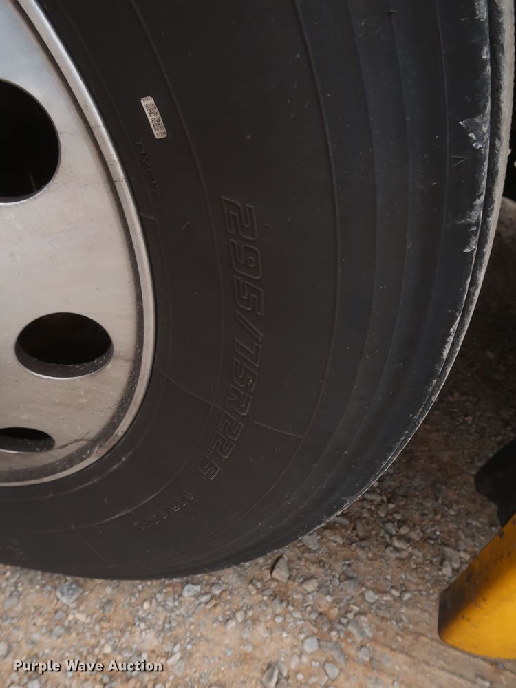 image for item KR9810 2017 Freightliner Cascadia 125  semi truck