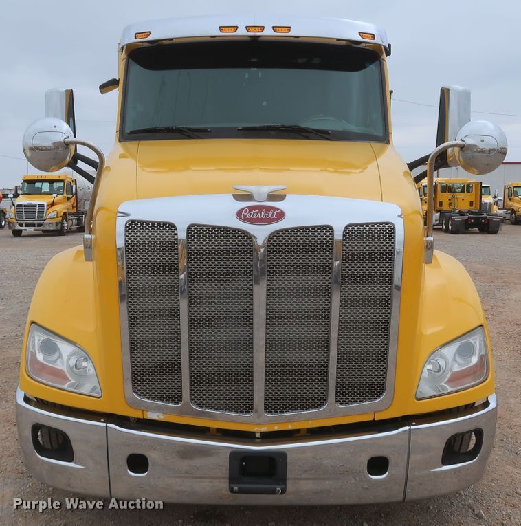 image for item KR9811 2015 Peterbilt 579  semi truck