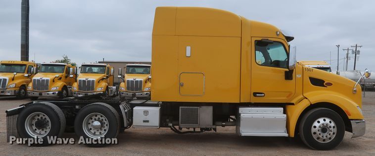 image for item KR9811 2015 Peterbilt 579  semi truck