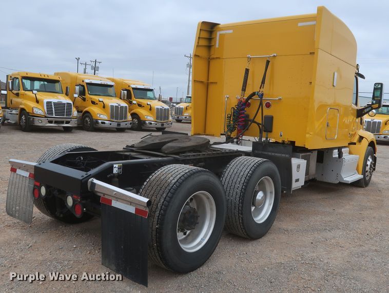 image for item KR9811 2015 Peterbilt 579  semi truck