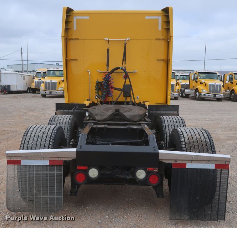 image for item KR9811 2015 Peterbilt 579  semi truck