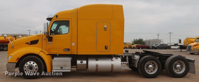 image for item KR9811 2015 Peterbilt 579  semi truck