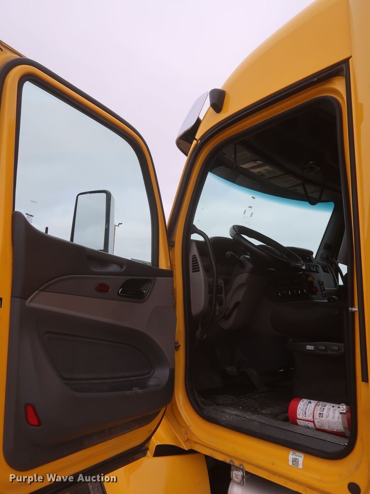 image for item KR9811 2015 Peterbilt 579  semi truck