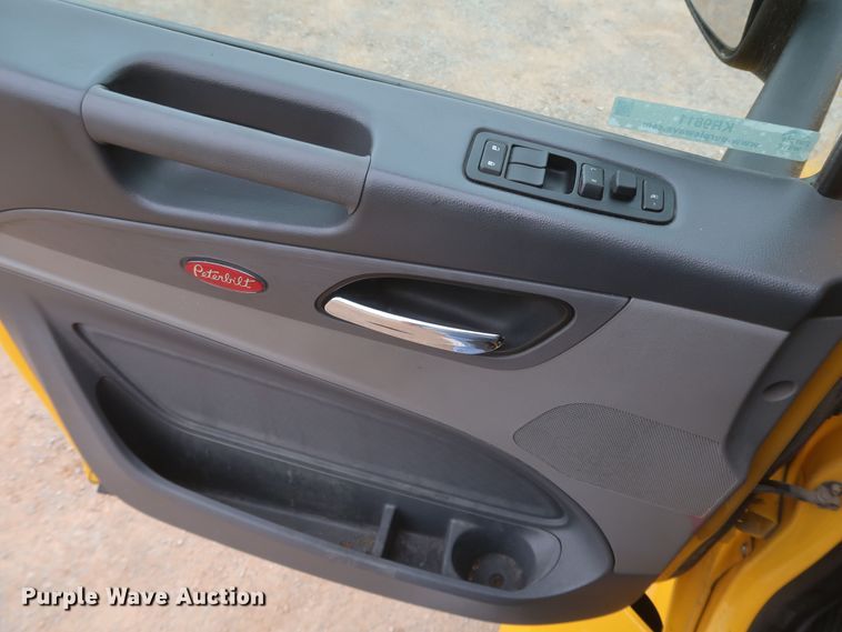 image for item KR9811 2015 Peterbilt 579  semi truck