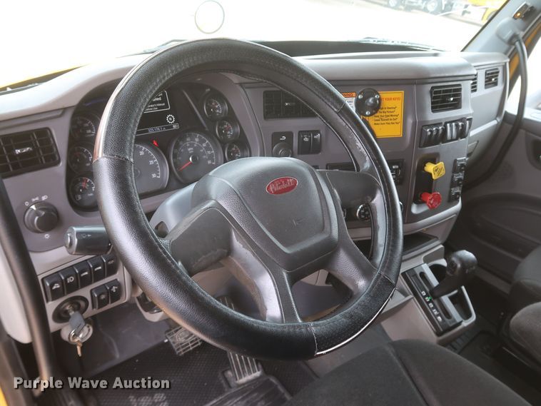 image for item KR9811 2015 Peterbilt 579  semi truck