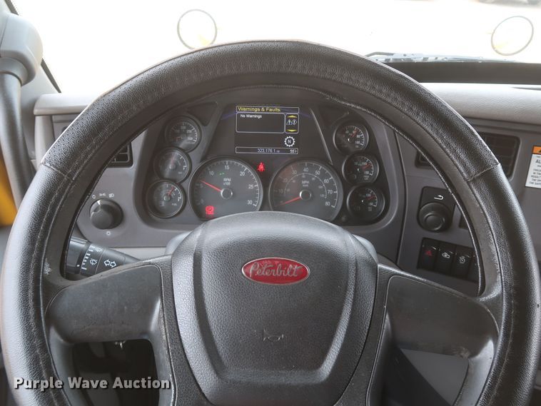 image for item KR9811 2015 Peterbilt 579  semi truck