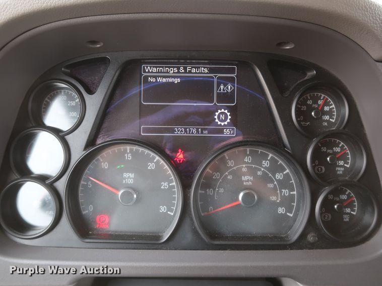 image for item KR9811 2015 Peterbilt 579  semi truck