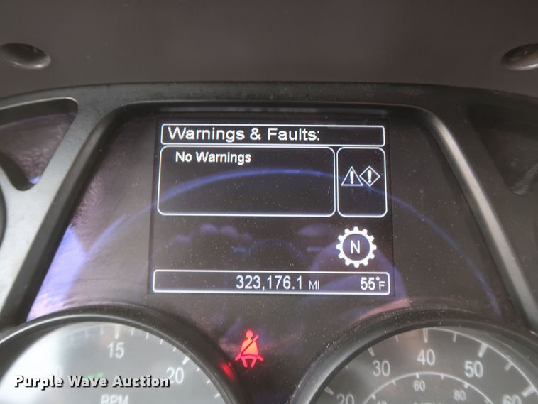 image for item KR9811 2015 Peterbilt 579  semi truck