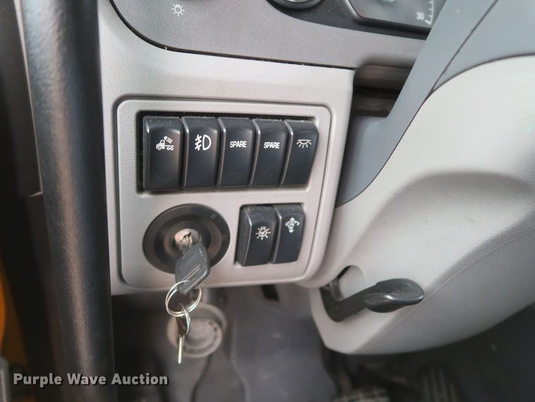 image for item KR9811 2015 Peterbilt 579  semi truck