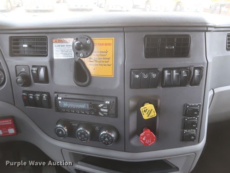 image for item KR9811 2015 Peterbilt 579  semi truck