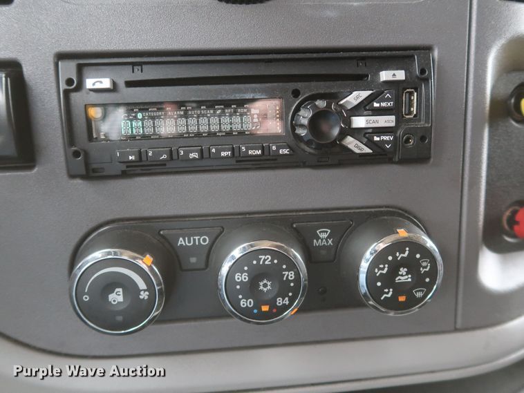 image for item KR9811 2015 Peterbilt 579  semi truck