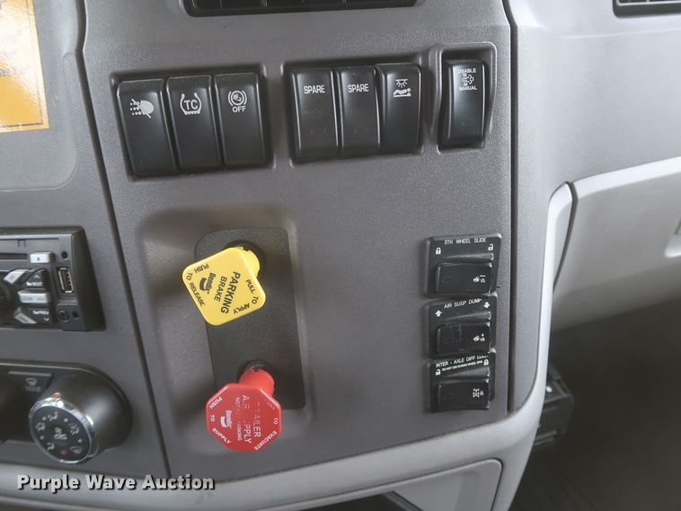 image for item KR9811 2015 Peterbilt 579  semi truck