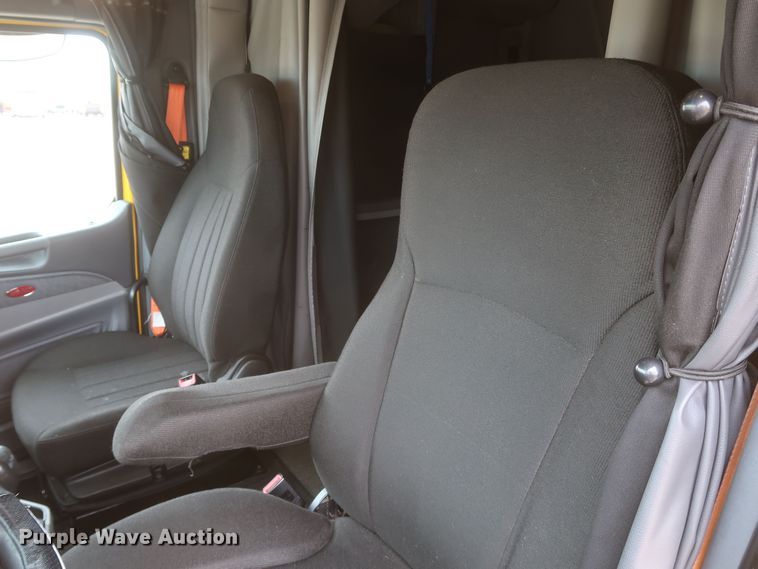 image for item KR9811 2015 Peterbilt 579  semi truck