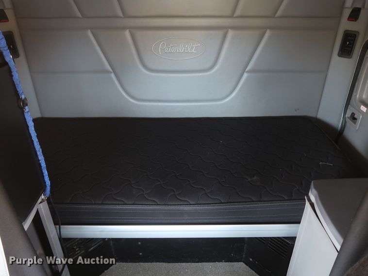 image for item KR9811 2015 Peterbilt 579  semi truck