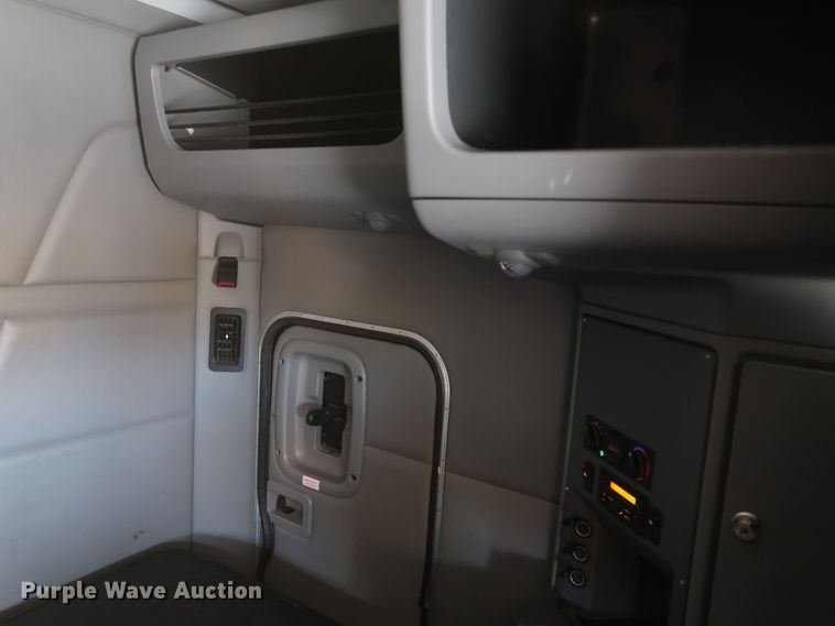 image for item KR9811 2015 Peterbilt 579  semi truck